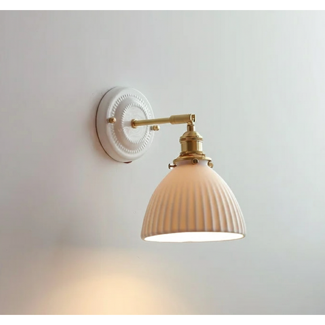 Keramik-Wandleuchte mit Messingsockel und gerilltem Vintage-Kuppelschirm