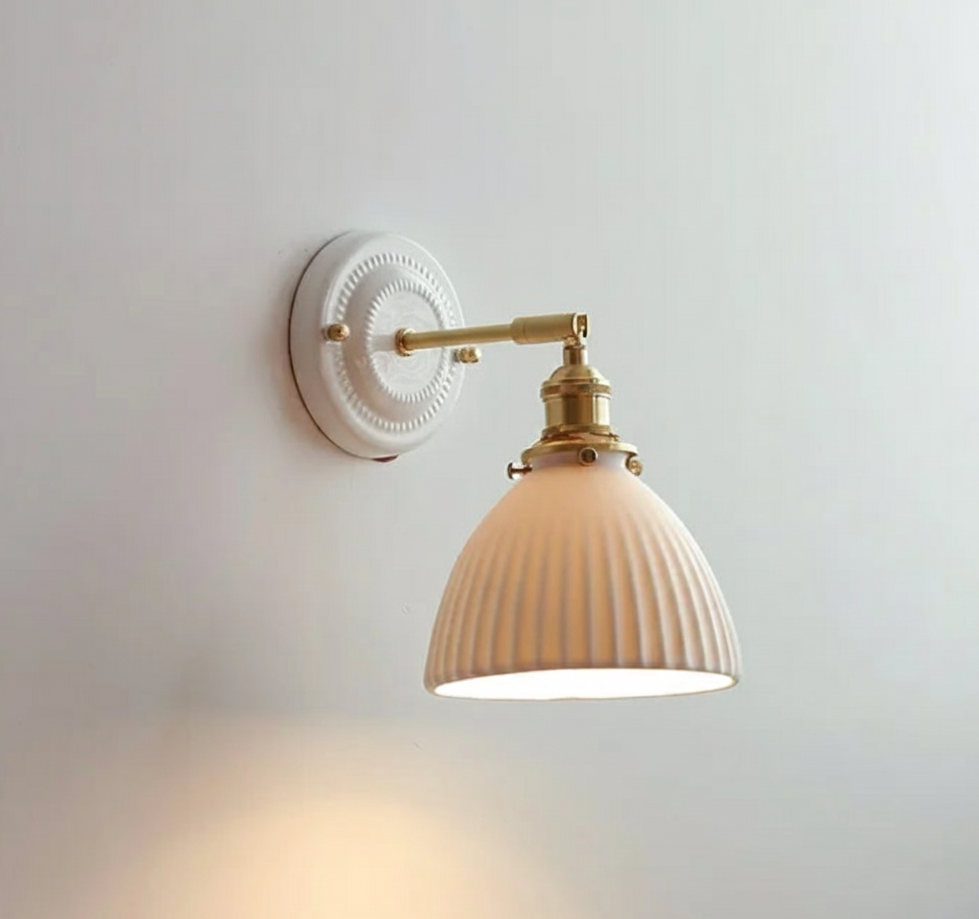 Keramik-Wandleuchte mit Messingsockel und gerilltem Vintage-Kuppelschirm
