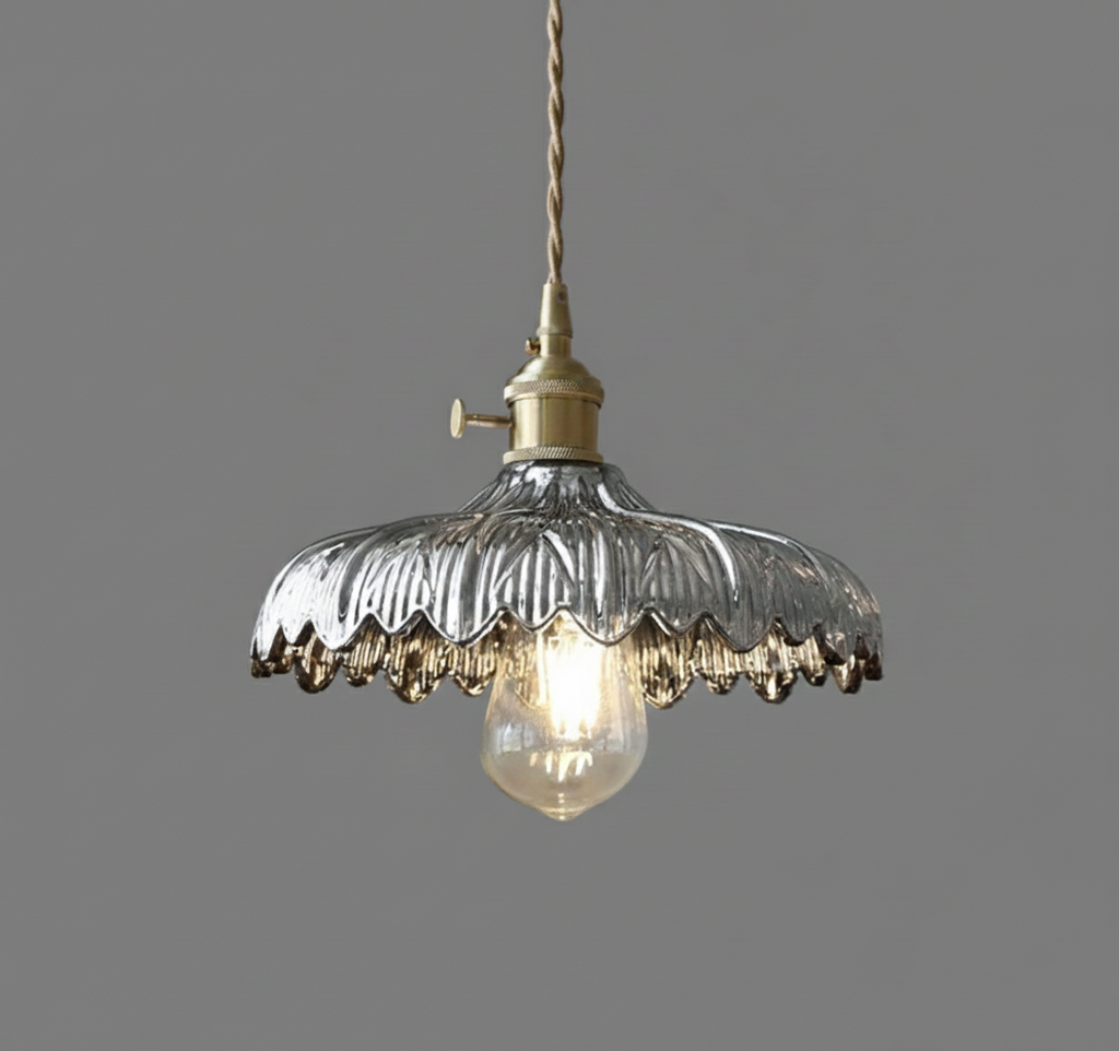 Vintage Glas-Hängeleuchte mit silbernem Wellenrand & Messingfassung