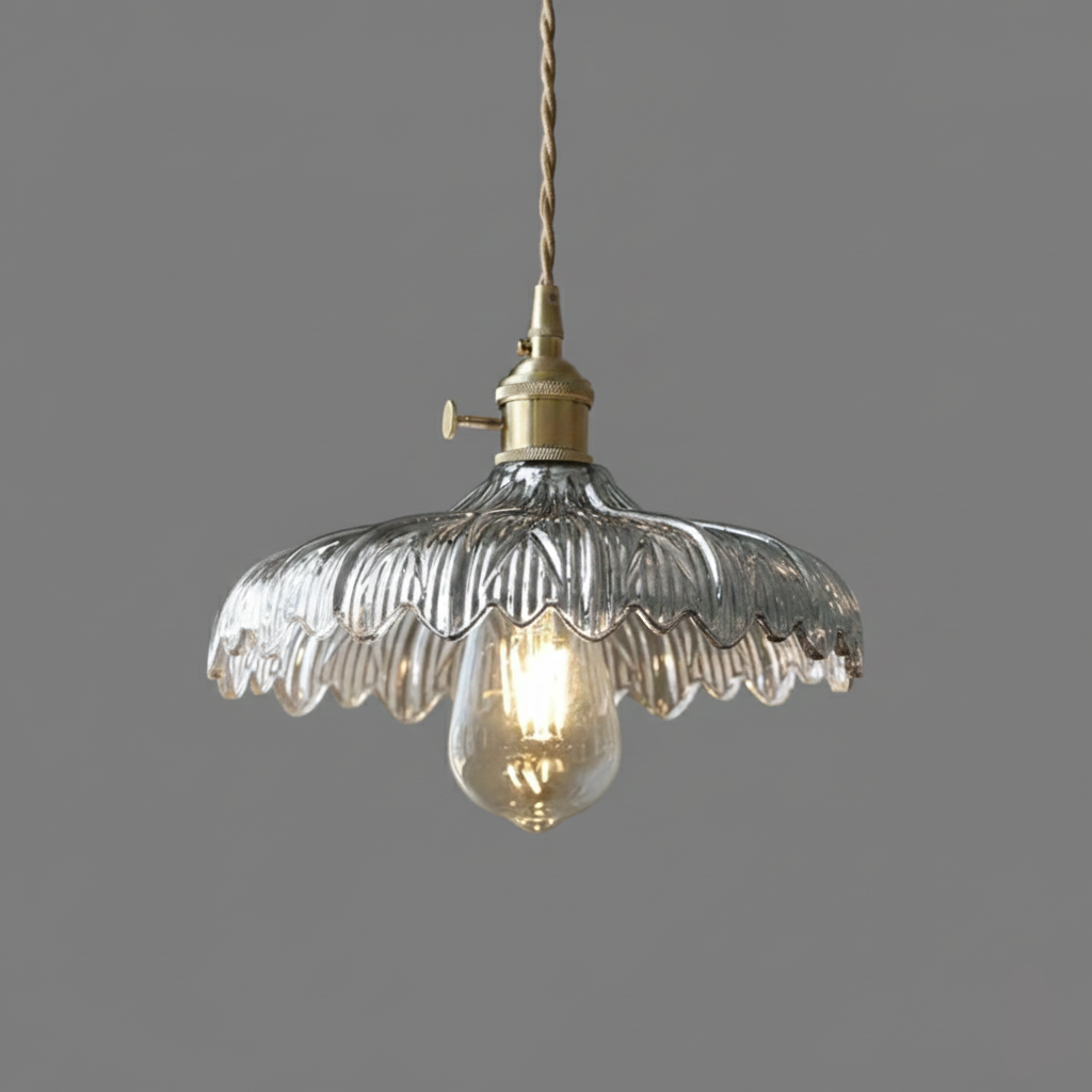Klarstrukturierte Vintage Glas-Hängeleuchte mit Messing & Wellenrand