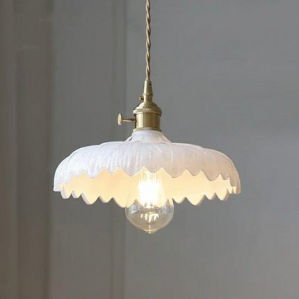 Vintage Glas-Hängeleuchte mit weißem Wellenrand & Messingfassung