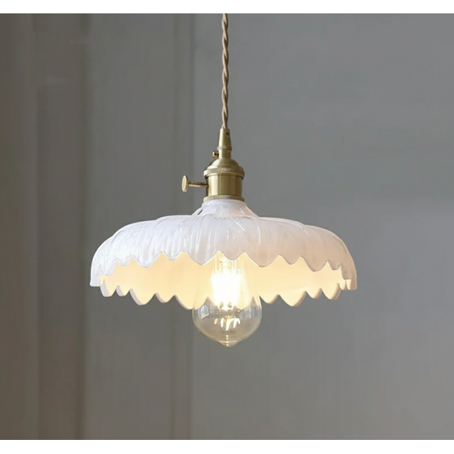 Vintage Glas-Hängeleuchte mit weißem Wellenrand & Messingfassung