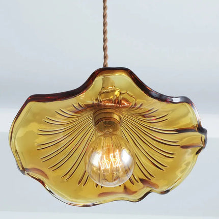 Vintage Hängeleuchte aus wellenförmigem Glas & warmem Messing