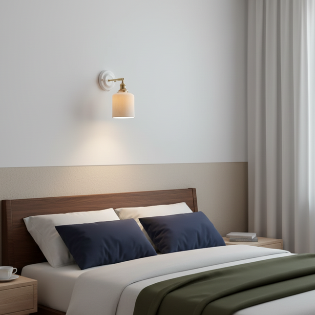 Keramik-Wandleuchte mit Messingarm und gerilltem Vintage-Zylinderschirm