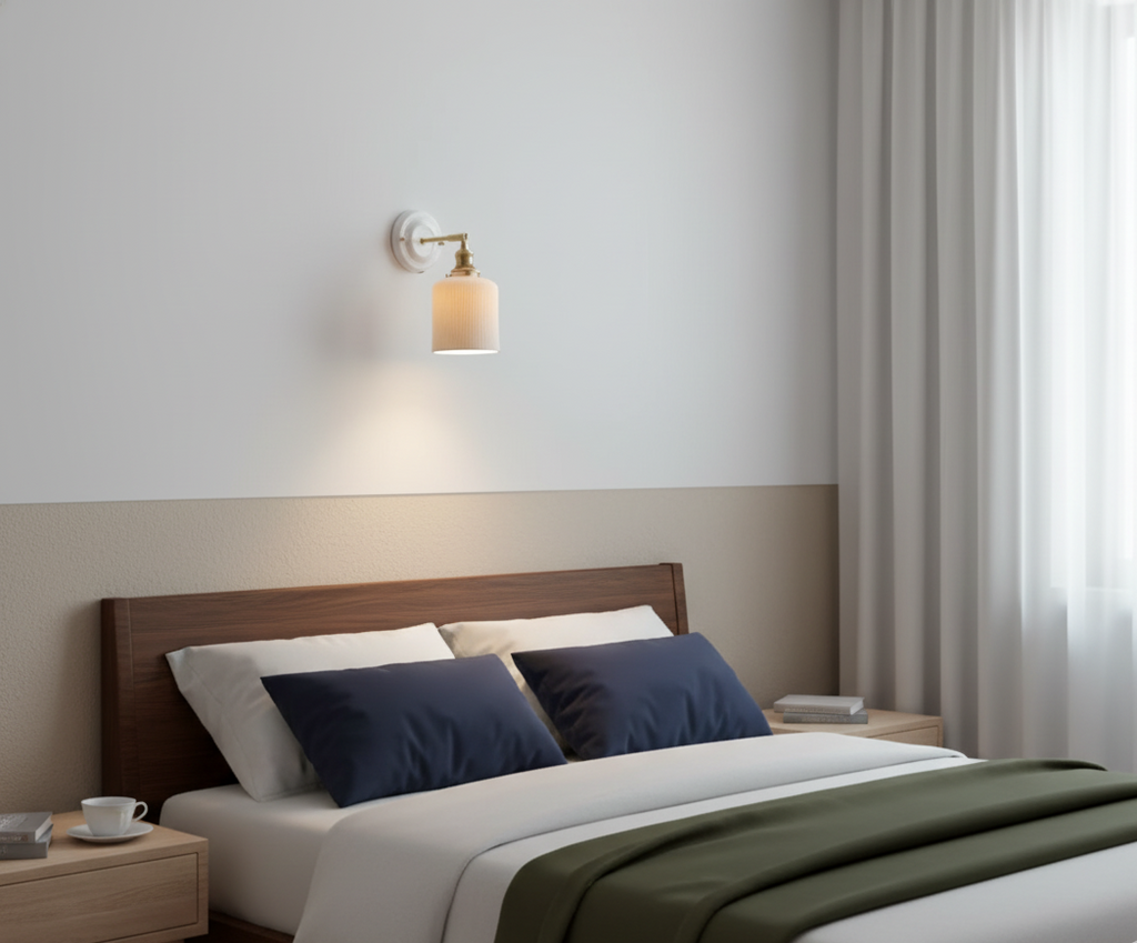 Keramik-Wandleuchte mit Messingarm und gerilltem Vintage-Zylinderschirm