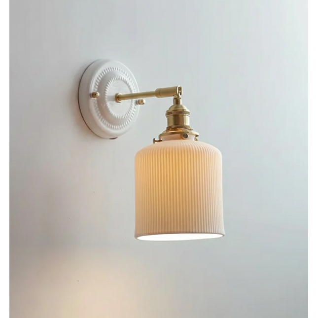 Keramik-Wandleuchte mit Messingarm und gerilltem Vintage-Zylinderschirm