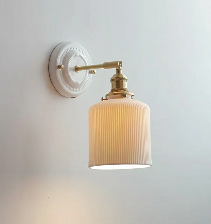 Keramik-Wandleuchte mit Messingarm und gerilltem Vintage-Zylinderschirm