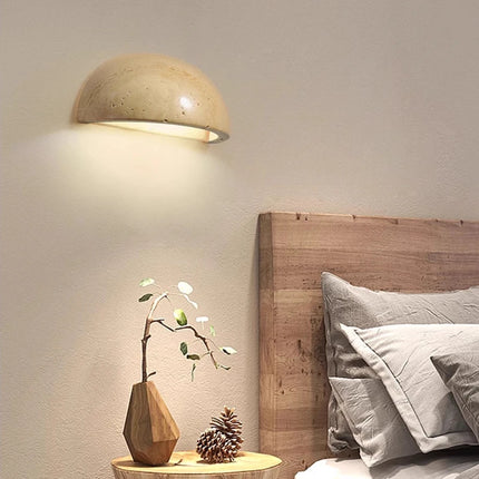 Halbrunde Travertin-Wandleuchte für warmes, natürliches Ambientelicht