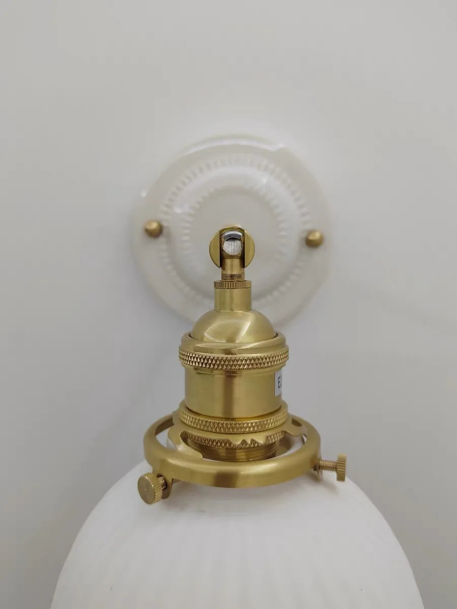 Keramik-Wandleuchte mit Messingarm und gerilltem Vintage-Zylinderschirm