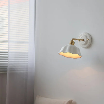 Vintage-Wandleuchte mit gewelltem Keramikschirm und Messingarm