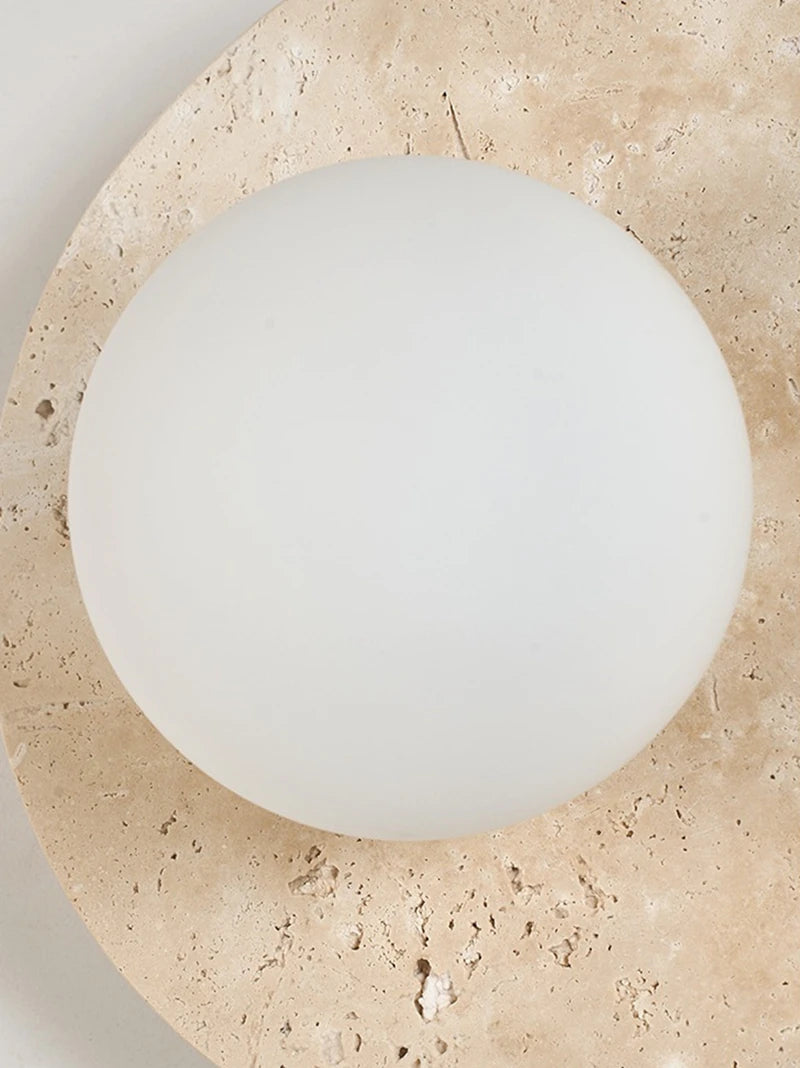 Runde Travertin-Wandleuchte mit weichem Glaslicht im Vintage-Stil