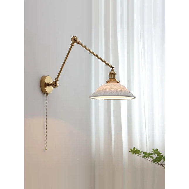 Vintage-Wandleuchte aus Messing mit breitem Keramikschirm