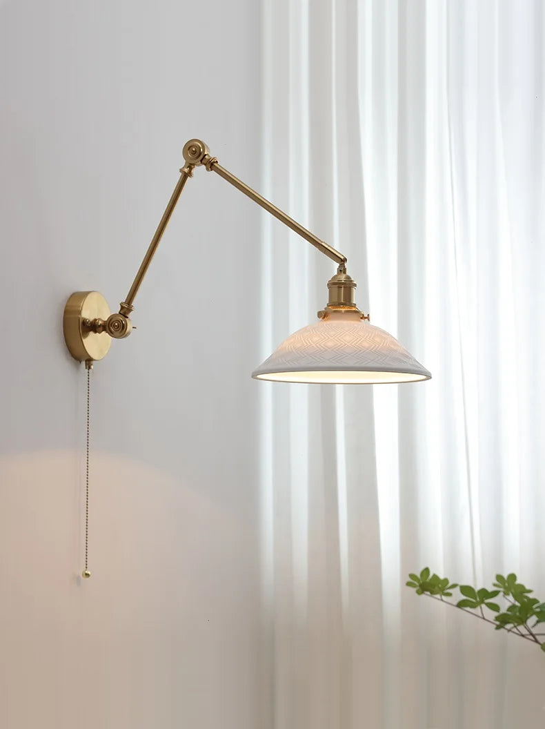 Vintage-Wandleuchte aus Messing mit breitem Keramikschirm