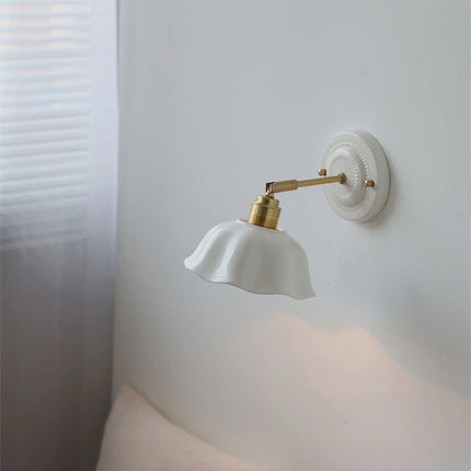 Vintage-Wandleuchte mit gewelltem Keramikschirm und Messingarm