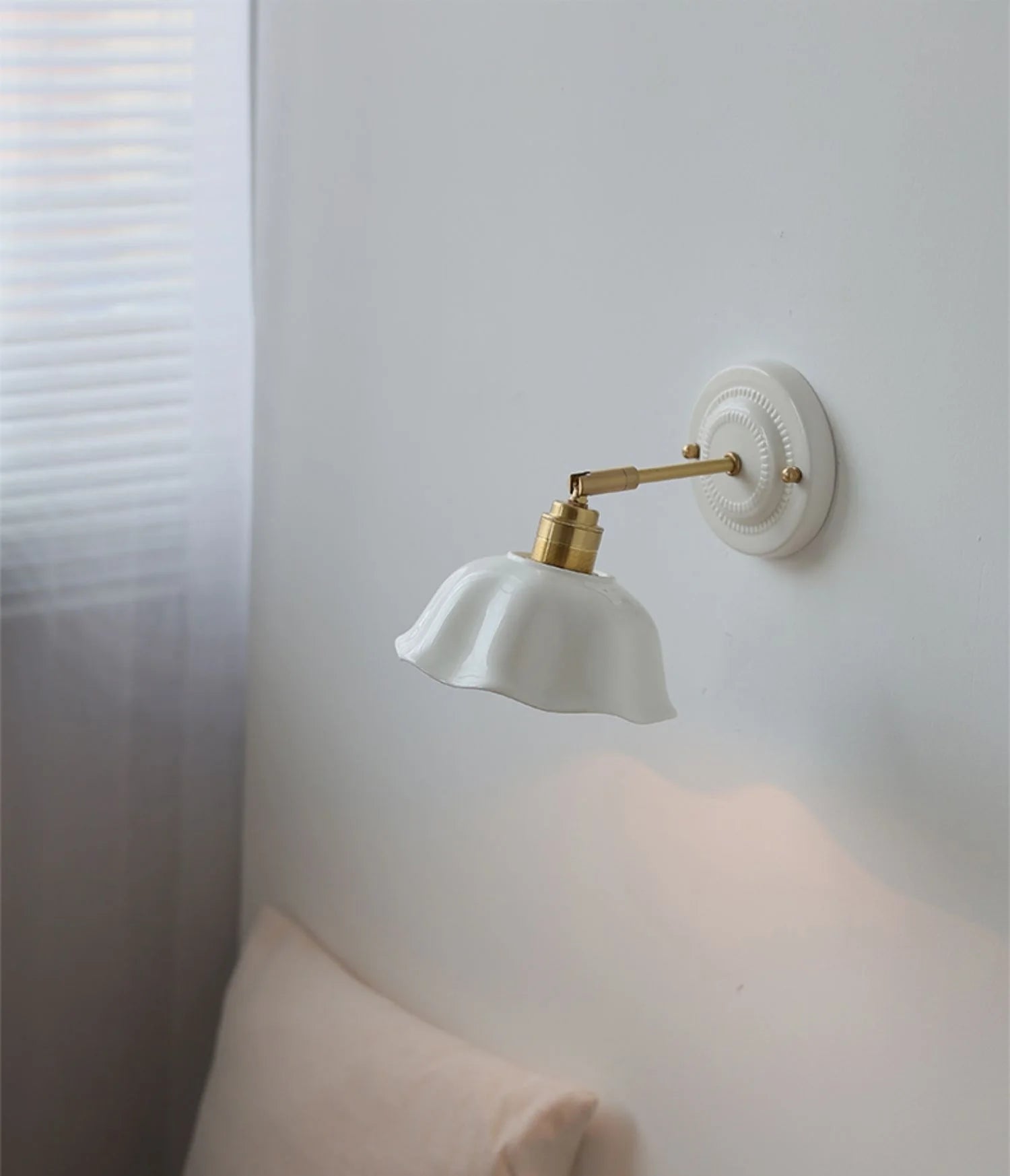 Vintage-Wandleuchte mit gewelltem Keramikschirm und Messingarm