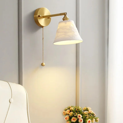 Vintage Kupfer-Wandleuchte mit gewelltem Keramikschirm