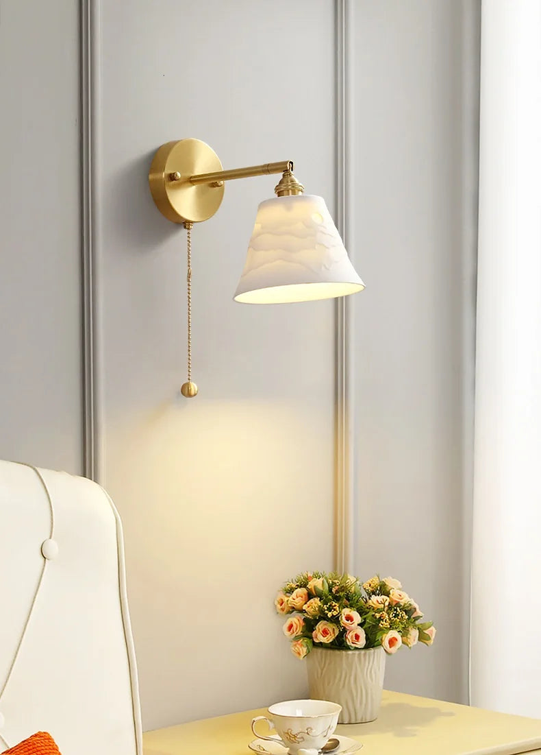 Vintage Kupfer-Wandleuchte mit gewelltem Keramikschirm