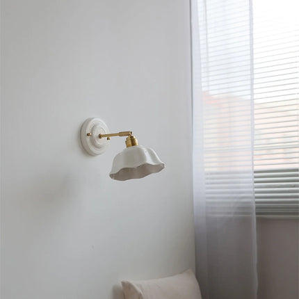 Vintage-Wandleuchte mit gewelltem Keramikschirm und Messingarm