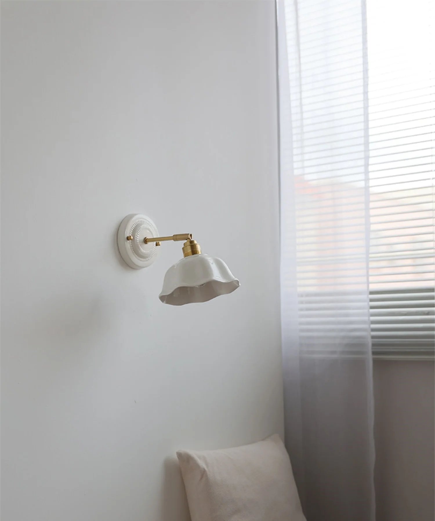 Vintage-Wandleuchte mit gewelltem Keramikschirm und Messingarm