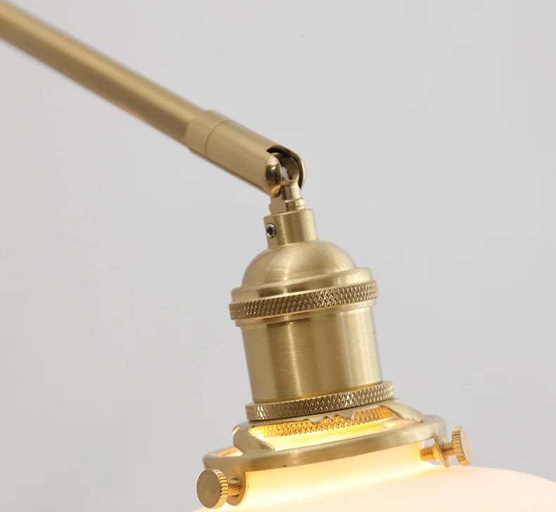 Schwenkbare Vintage-Wandleuchte aus Messing mit Keramikschirm