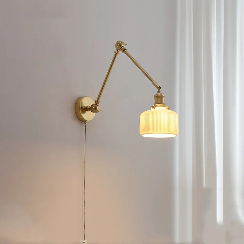 Schwenkbare Vintage-Wandleuchte aus Messing mit Keramikschirm