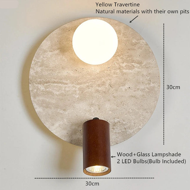 Große Travertin-Wandleuchte mit Kugelglas und warmem Holzstrahler