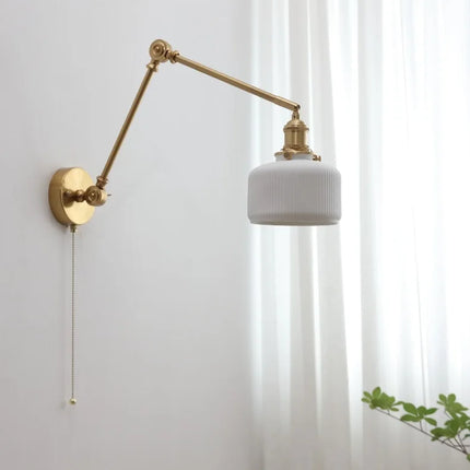 Schwenkbare Vintage-Wandleuchte aus Messing mit Keramikschirm