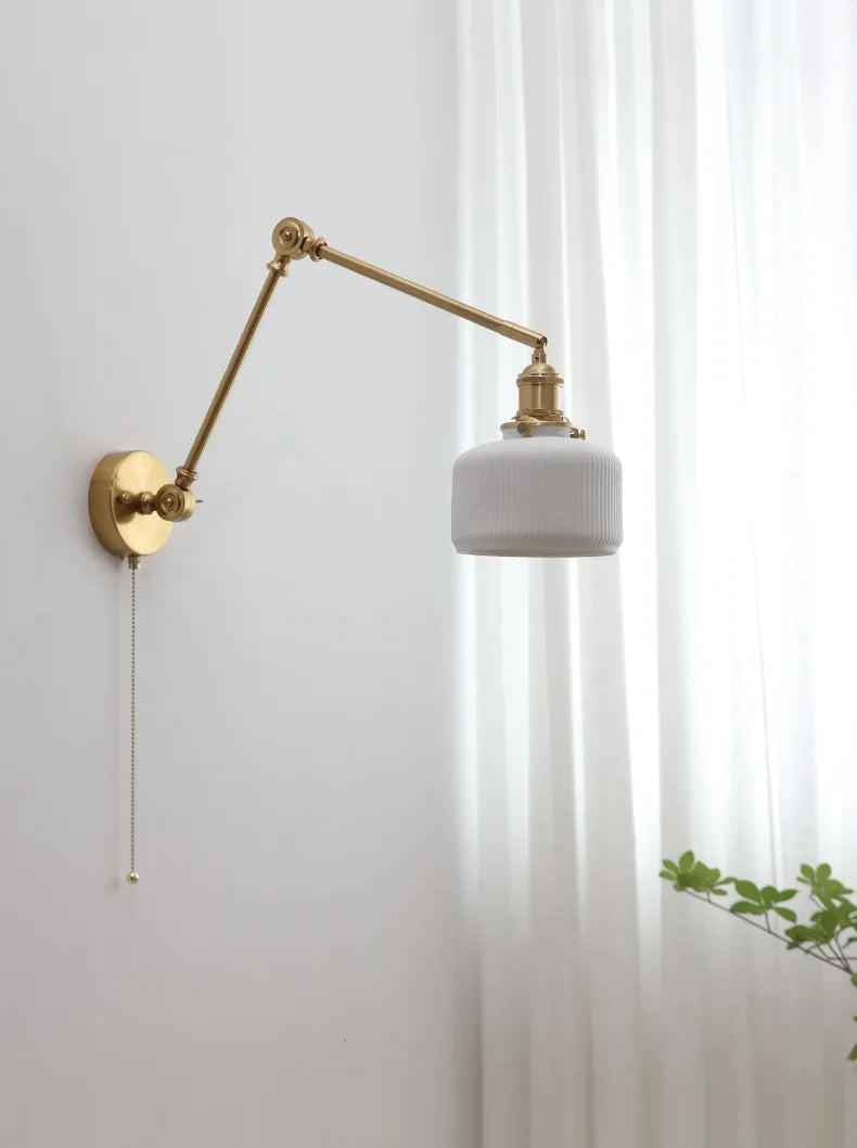 Schwenkbare Vintage-Wandleuchte aus Messing mit Keramikschirm