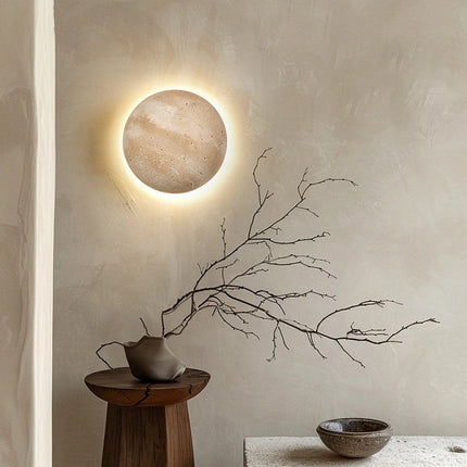 Runde Travertin-Wandleuchte mit warmem Hinterlicht im Naturstein-Look