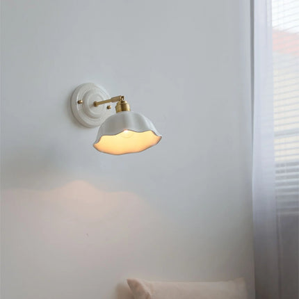 Vintage-Wandleuchte mit gewelltem Keramikschirm und Messingarm