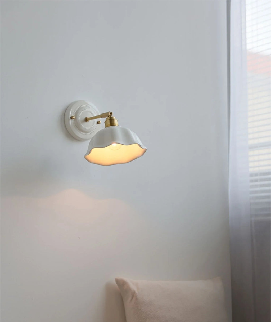 Vintage-Wandleuchte mit gewelltem Keramikschirm und Messingarm