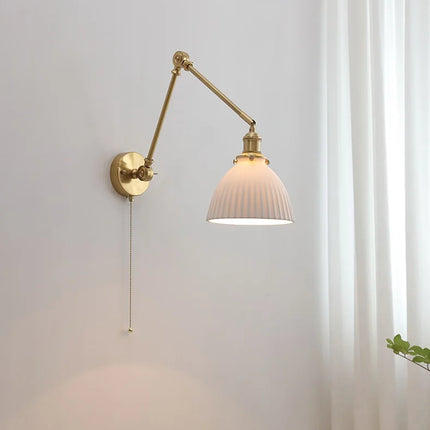 Vintage-Wandleuchte aus Messing mit gewölbtem Keramikschirm