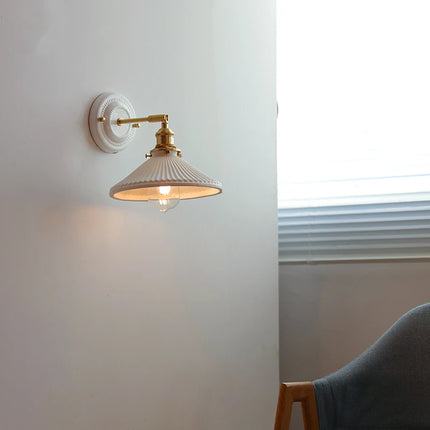 Verstellbare Keramik-Wandleuchte mit Messingarm im Vintage-Stil