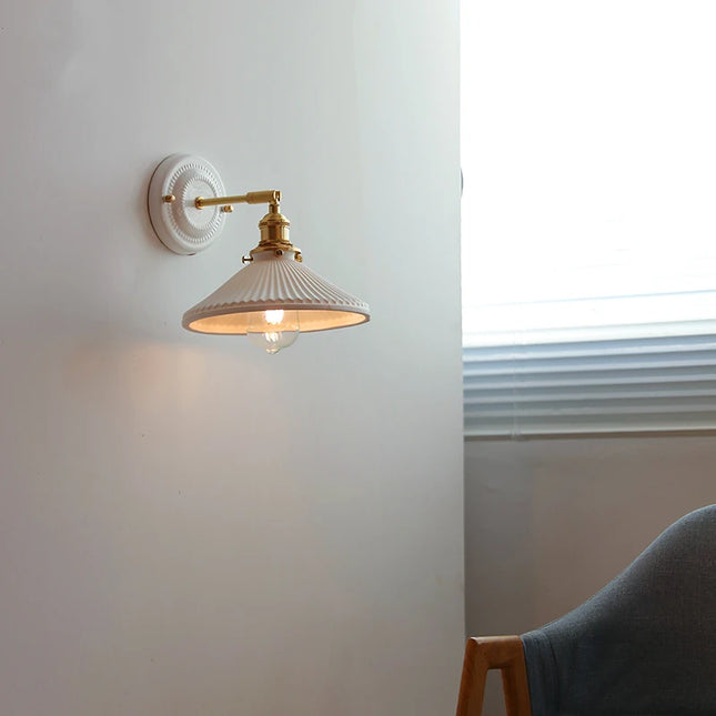 Verstellbare Keramik-Wandleuchte mit Messingarm im Vintage-Stil