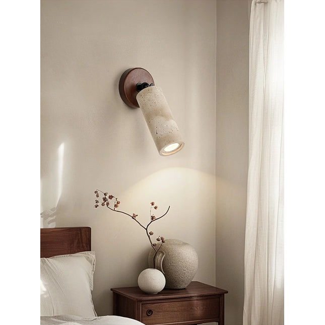 Travertin-Wandleuchte mit drehbarem Zylinder und Holzsockel