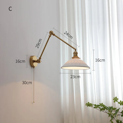 Vintage-Wandleuchte aus Messing mit breitem Keramikschirm