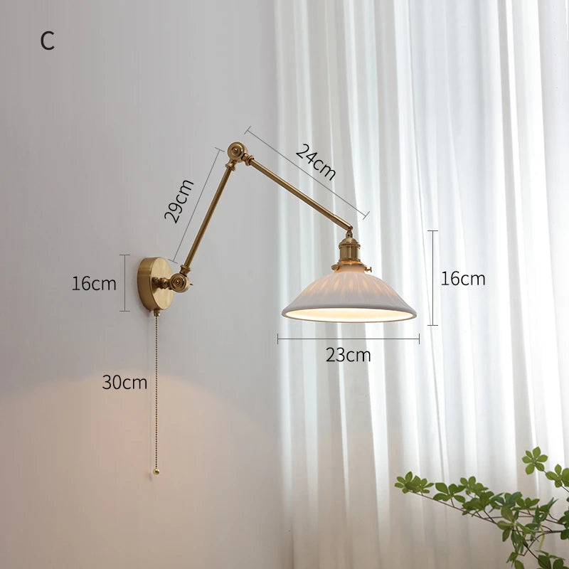 Vintage-Wandleuchte aus Messing mit breitem Keramikschirm