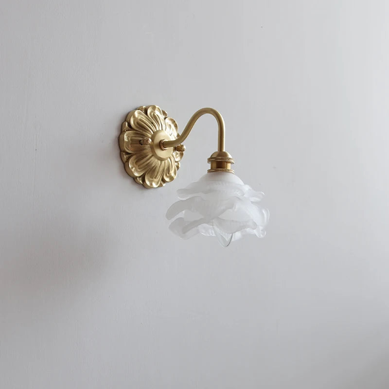 Applique murale en verre à motif floral et bras en laiton élégamment courbé