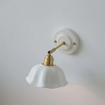 Vintage-Wandleuchte mit gewelltem Keramikschirm und Messingarm