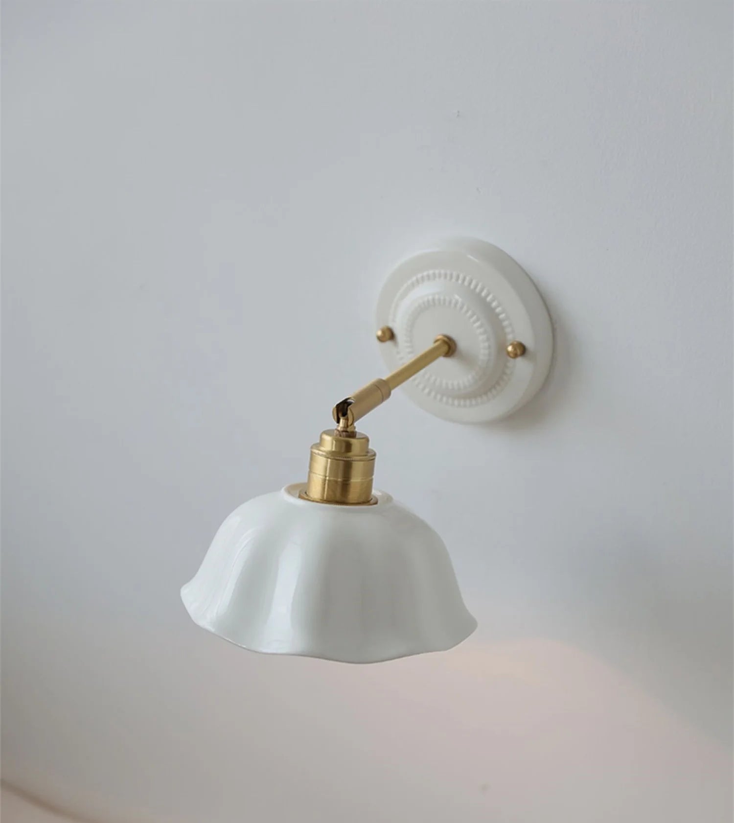 Vintage-Wandleuchte mit gewelltem Keramikschirm und Messingarm