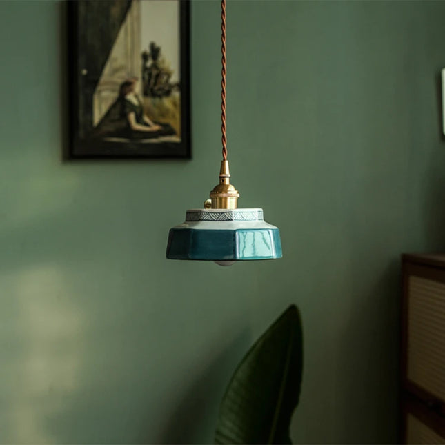 Keramik-Hängeleuchte mit tiefblauem Vintage-Schirm