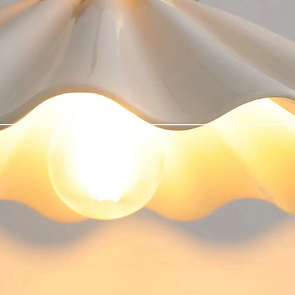 Große Keramik-Hängeleuchte mit gewelltem Vintage-Schirm in Kupfer