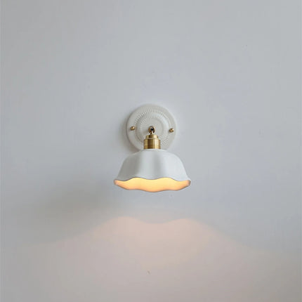 Vintage-Wandleuchte mit gewelltem Keramikschirm und Messingarm