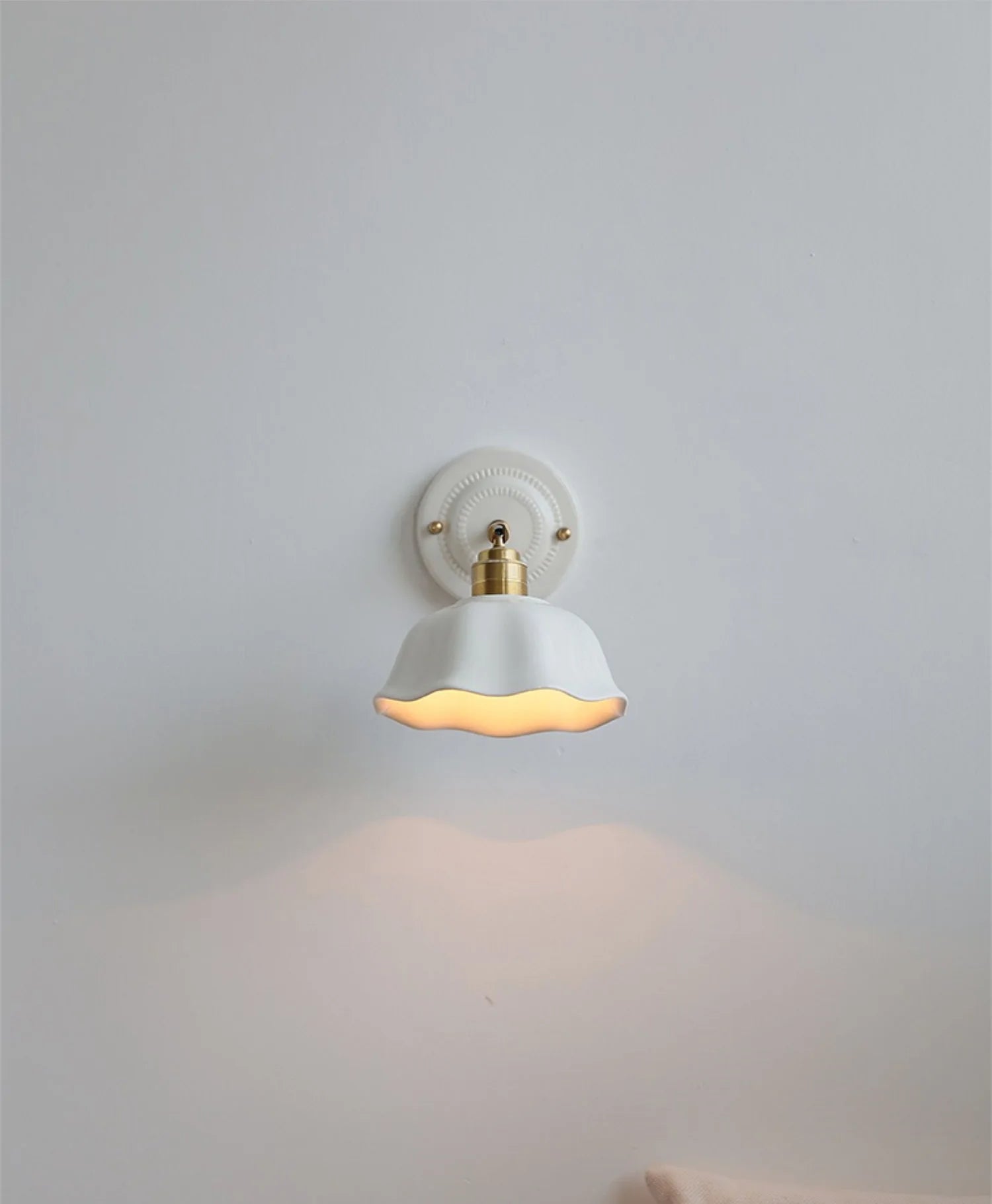 Vintage-Wandleuchte mit gewelltem Keramikschirm und Messingarm