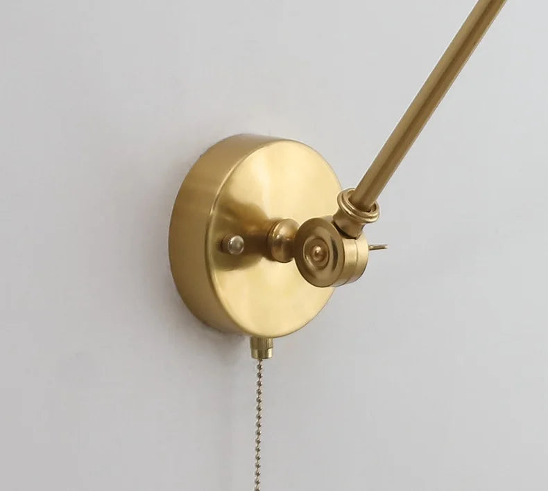 Schwenkbare Vintage-Wandleuchte aus Messing mit Keramikschirm