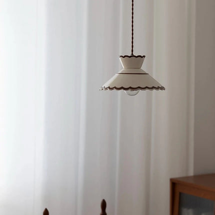 Keramik-Hängeleuchte mit zweistufigem Vintage-Wellenschirm
