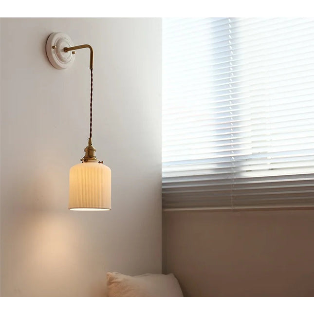 Keramik-Wandleuchte mit gerilltem Vintage-Schirm und Kupferarm