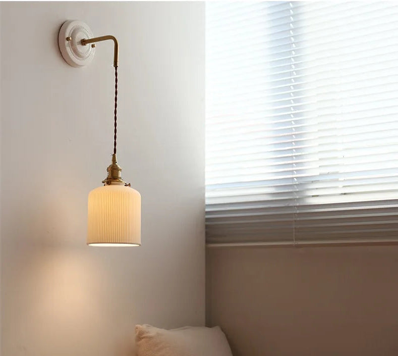 Keramik-Wandleuchte mit gerilltem Vintage-Schirm und Kupferarm