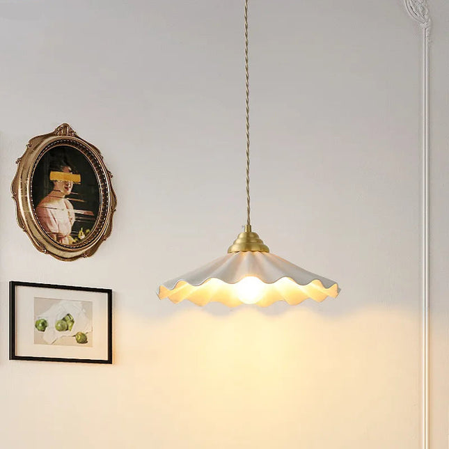 Große Keramik-Hängeleuchte mit gewelltem Vintage-Schirm in Kupfer