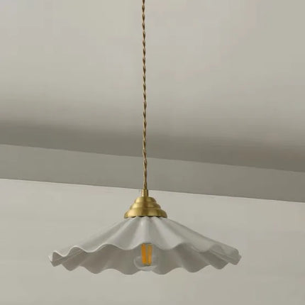 Große Keramik-Hängeleuchte mit gewelltem Vintage-Schirm in Kupfer